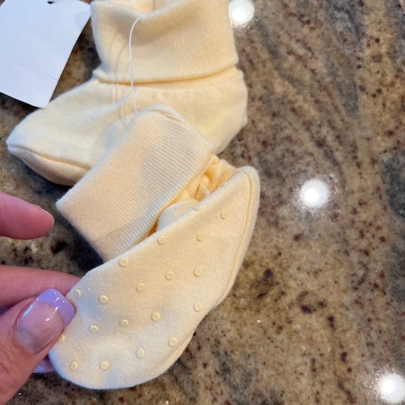 Sweet yellow baby set! Sleeveless onesie and booties (3 Months) - all NWT - Picture 8 of 10